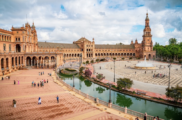 Patio tradicional andaluz en un hotel del centro histórico de Sevilla con detalles arquitectónicos clásicos.