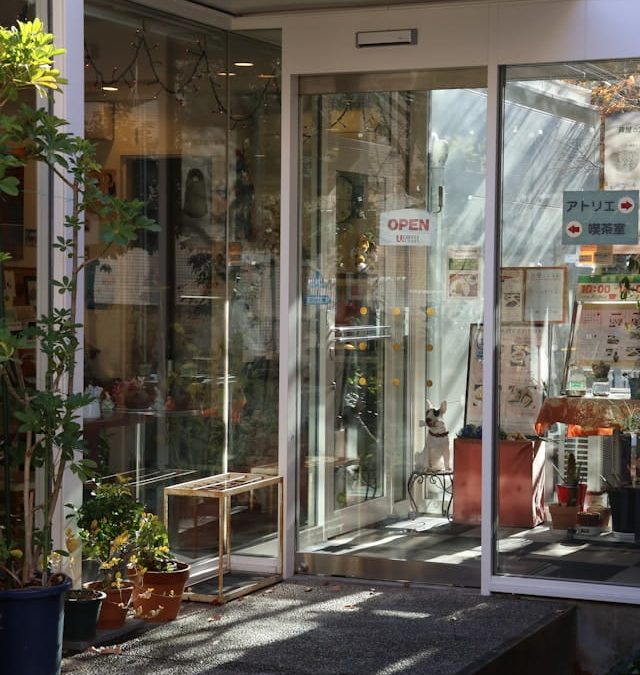 Técnico instalando un motor de brazo articulado en una puerta automática de garaje en Huelva.