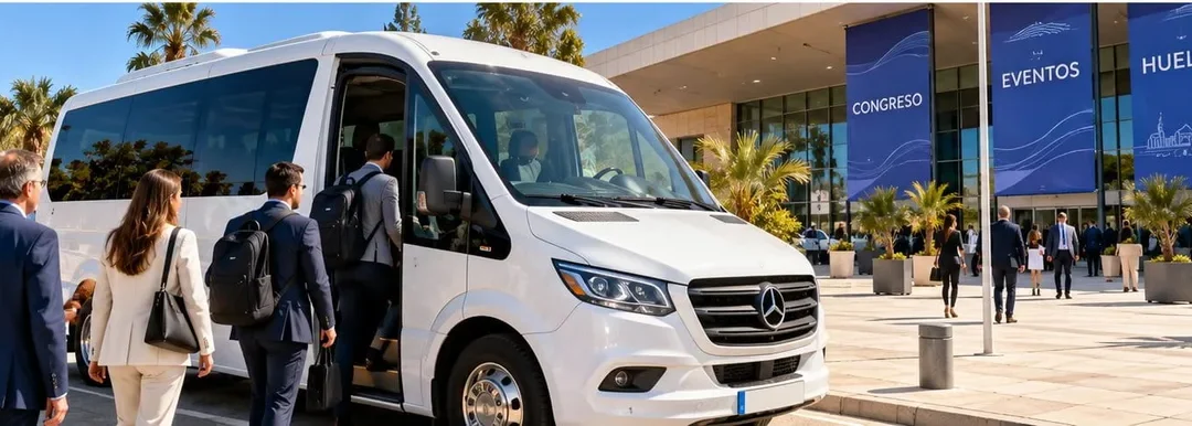 Autocar turístico blanco estacionado frente a una finca de celebraciones de estilo andaluz. Copiar ALT